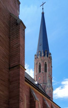 Neustadt an der Weinstrasse - der Turm der katholischen St. Marienkirche Neustadt an der Weinstrasse - der Turm der katholischen St. Marienkirche