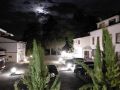 Neustadt an der Weinstrasse - der nächtliche Innenhof des Hotels Tenner am Mandelring im Neustädter Ortsteil Haardt