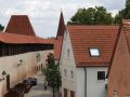 Nördlingen im Nördlinger Ries - die historische Stadtmauer mit dem Wehrgang und dem Spitzturm