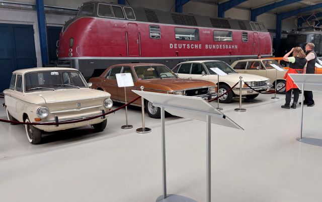 Oldtimer Museum Prora - westdeutsche Oldtimer vor einer Diesellok der Deutschen Bundesbahn Oldtimer Museum Prora - westdeutsche Oldtimer vor einer Diesellok der Deutschen Bundesbahn