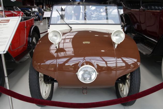 Dieses perfekt restaurierte Hanomag-Kommissbrot 2/10 PS ist im Oldtimer-Museum Prora auf der Insel Rügen ausgestellt Dieses perfekt restaurierte Hanomag-Kommissbrot 2/10 PS ist im Oldtimer-Museum Prora auf der Insel Rügen ausgestellt