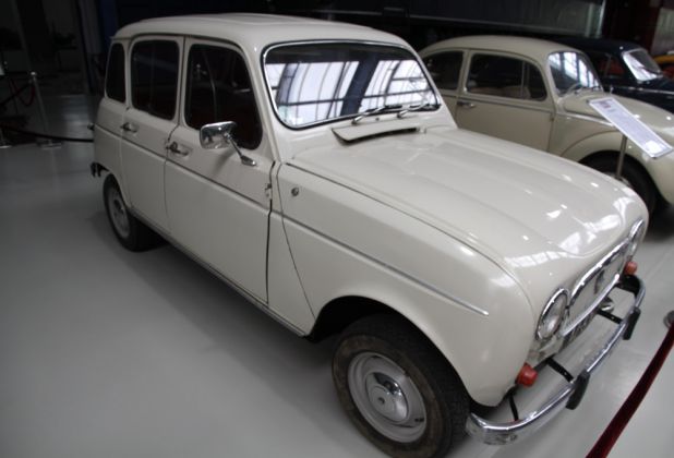 Ein Renault R 4 der ersten Generation aus der Bauzeit von 1961 bis 1967 – Oldtimer Museum Prora auf der Insel Rügen Ein Renault R 4 der ersten Generation aus der Bauzeit von 1961 bis 1967 – Oldtimer Museum Prora auf der Insel Rügen