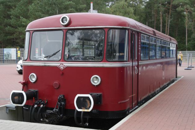 Oldtimer Museum Prora auf Rügen - ein ausrangierter Uerdinger Triebwagen fungiert als 'Kassenhäuschen' Oldtimer Museum Prora auf Rügen - ein ausrangierter Uerdinger Triebwagen fungiert als 'Kassenhäuschen'