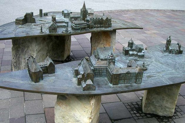 Paderborn in Ostwestfalen-Lippe - die Bronze-Miniatur von Paderborn am Jühenplatz 