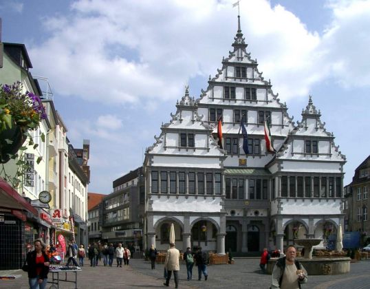 Paderborn in Ostwestfalen-Lippe - das Paderborner Rathaus im Stil der Weser-Renaissance am lang gezogenen Rathausplatz