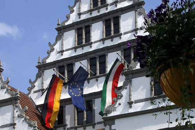 Paderborn in Ostwestfalen-Lippe - die geschmückte Fassade des Paderborner Rathauses im Stil der Weser-Renaissance Paderborn in Ostwestfalen-Lippe - die geschmückte Fassade des Paderborner Rathauses im Stil der Weser-Renaissance