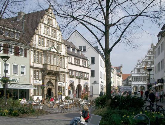 Paderborn in Ostwestfalen-Lippe - die Fussgängerzone am langen Rathausplatz mit historischen Fassaden Paderborn in Ostwestfalen-Lippe - die Fussgängerzone am langen Rathausplatz mit historischen Fassaden
