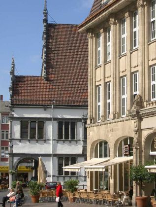 Paderborn in Ostwestfalen-Lippe - das Café & Bar Celona und die Seite des Rathauses am Kamp Paderborn in Ostwestfalen-Lippe - das Café & Bar Celona und die Seite des Rathauses am Kamp
