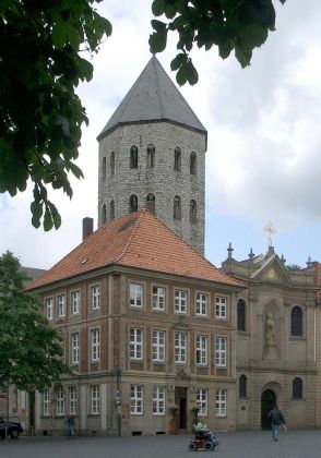 Paderborn in Ostwestfalen-Lippe - die Gaukirche, die um 1170/80 erbaute Pfarrkirche St. Ulrich am Kamp Paderborn in Ostwestfalen-Lippe - die Gaukirche, die um 1170/80 erbaute Pfarrkirche St. Ulrich am Kamp