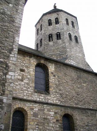 Paderborn in Ostwestfalen-Lippe - die Gaukirche, die um 1170/80 erbaute Pfarrkirche St. Ulrich am Kamp Paderborn in Ostwestfalen-Lippe - die Gaukirche, die um 1170/80 erbaute Pfarrkirche St. Ulrich am Kamp