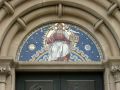 Paderborn in Ostwestfalen-Lippe - das Mosaik &uuml;ber dem Portal der Gaukirche