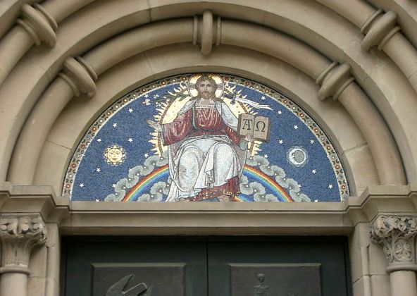 Paderborn in Ostwestfalen-Lippe - das Mosaik über dem Portal der Gaukirche Paderborn in Ostwestfalen-Lippe - das Mosaik über dem Portal der Gaukirche