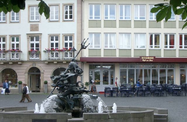 Paderborn in Ostwestfalen-Lippe - der Neptunbrunnen am Domplatz ersetzte den im Krieg zerstörten 'Neptun-Kump' Paderborn in Ostwestfalen-Lippe - der Neptunbrunnen am Domplatz ersetzte den im Krieg zerstörten 'Neptun-Kump'