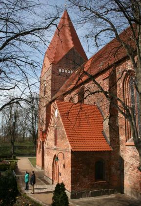 Die Ostseeinsel Poel bei Wismar - die Dorfkirche von Kirchdorf, ein romanisch-gotischer Backsteinbau aus Mitte des 13. Jahrhunderts