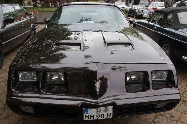 Dieser pechschwarze Pontiac Firebird Trans Am Formula des Baujahres 1979 hatte seinen Auftritt beim Scheunentreffen in Steinhude am Meer Dieser pechschwarze Pontiac Firebird Trans Am Formula des Baujahres 1979 hatte seinen Auftritt beim Scheunentreffen in Steinhude am Meer