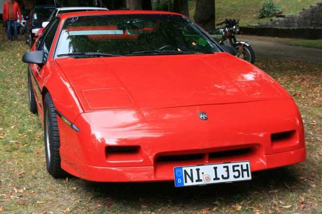 Ein Pontiac Fiero Fastback Mittelmotor-Sportwagen wie er von 1986 bis 1988 gefertigt wurde Ein Pontiac Fiero Fastback Mittelmotor-Sportwagen wie er von 1986 bis 1988 gefertigt wurde