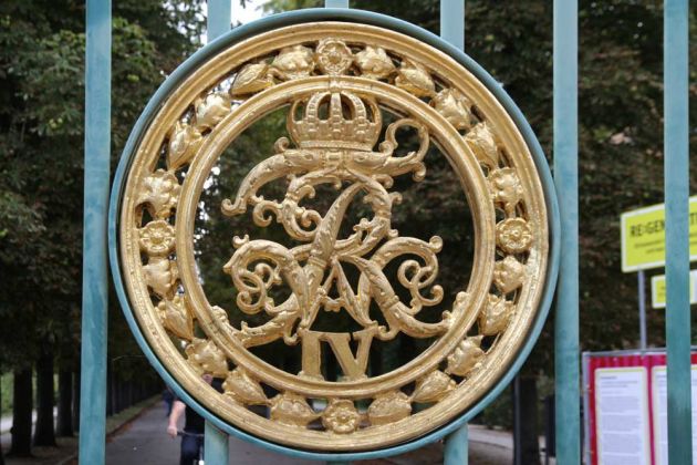Sanssoussi in Potsdam - die Initialen Friedrich Wilhelms IV am Grünen Tor, dem Haupteingang zum Schlosspark Sanssoussi in Potsdam - die Initialen Friedrich Wilhelms IV am Grünen Tor, dem Haupteingang zum Schlosspark