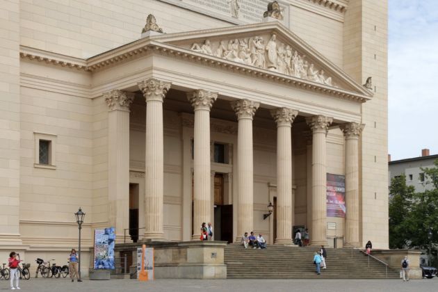 Landeshauptstadt Potsdam - die Eingangstreppe und das Portal der klassizistischen St. Nikolaikirche auf dem Alten Markt Landeshauptstadt Potsdam - die Eingangstreppe und das Portal der klassizistischen St. Nikolaikirche auf dem Alten Markt