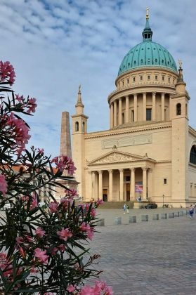 Landeshauptstadt Potsdam - die klassizistische St. Nikolaikirche auf dem Alten Markt, ein Schinkelbau Landeshauptstadt Potsdam - die klassizistische St. Nikolaikirche auf dem Alten Markt, ein Schinkelbau
