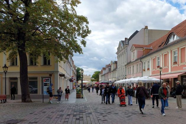 Potsdam - die Flaniermeile Brandenburger Strasse an der Ecke zur Lindenstrasse Potsdam - die Flaniermeile Brandenburger Strasse an der Ecke zur Lindenstrasse