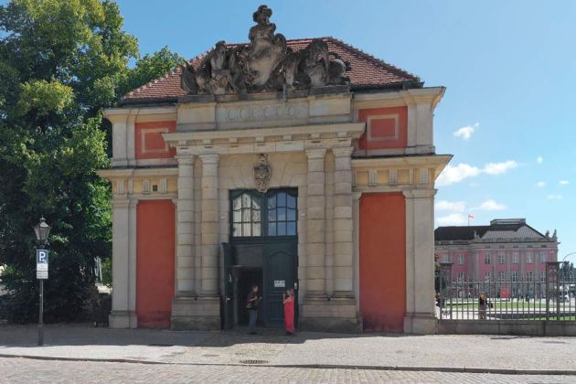 Potsdam - ein Seitenportal des 1685 errichteten Marstalls, der heute das Potsdamer Filmmuseum beherbergt Potsdam - ein Seitenportal des 1685 errichteten Marstalls, der heute das Potsdamer Filmmuseum beherbergt