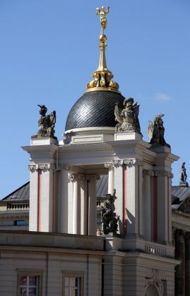 Potsdam - das Fortuna-Portal, der Eingang zum Innenhof des Potsdamer Stadtschlosses am Alten Markt Potsdam - das Fortuna-Portal, der Eingang zum Innenhof des Potsdamer Stadtschlosses am Alten Markt