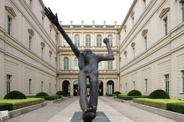 Potsdam - eine moderne Skulptur im Innenhof des Museums Barberini am Havelufer Potsdam - eine moderne Skulptur im Innenhof des Museums Barberini am Havelufer