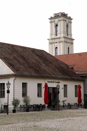 Potsdam, Neuer Markt - die städtische Ratswaage vor dem Turm der Garnisonskirche beherbergt heute ein Restaurant Potsdam, Neuer Markt - die städtische Ratswaage vor dem Turm der Garnisonskirche beherbergt heute ein Restaurant