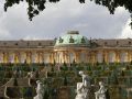 Sanssouci in Potsdam - das Schloss Sanssouci oberhalb der Weinbergterrassen