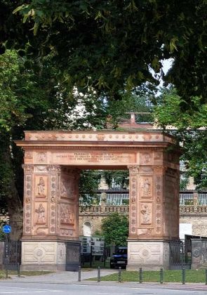 Potsdam - das schmiedeeiserne Eingangsportal zum historischen Winzerberg gegenüber des Obeliskportals des Parks Sanssouci Potsdam - das schmiedeeiserne Eingangsportal zum historischen Winzerberg gegenüber des Obeliskportals des Parks Sanssouci