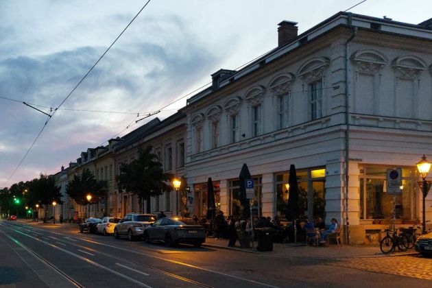 Potsdam - die Charlottenstrasse im Zwielicht der Blauen Stunde Potsdam - die Charlottenstrasse im Zwielicht der Blauen Stunde