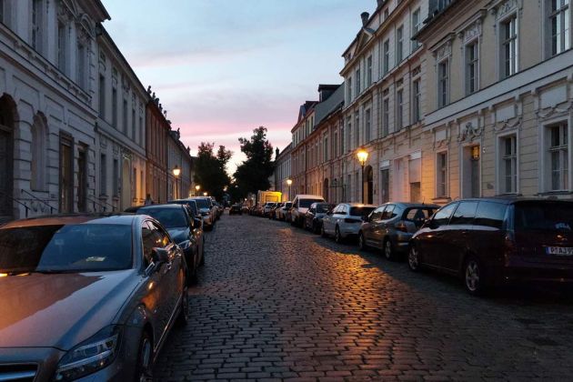 Potsdam - die Charlottenstrasse im Zwielicht der Blauen Stunde Potsdam - die Charlottenstrasse im Zwielicht der Blauen Stunde