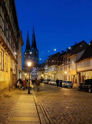 Quedlinburg - die Pölkenstrasse mit der Nikolaikirche zur Blauen Stunde Quedlinburg - die Pölkenstrasse mit der Nikolaikirche zur Blauen Stunde