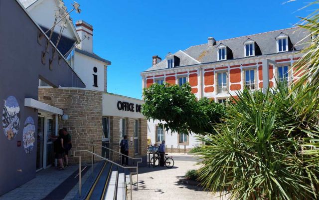 Port Maria auf der Halbinsel Quiberon im Süden der Bretagne - Touristbüro und Rathaus Port Maria auf der Halbinsel Quiberon im Süden der Bretagne - Touristbüro und Rathaus
