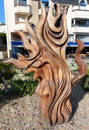 Port Maria auf der Halbinsel Quiberon im Süden der Bretagne - Place Hoche, eine Holzskulptur Port Maria auf der Halbinsel Quiberon im Süden der Bretagne - Place Hoche, eine Holzskulptur