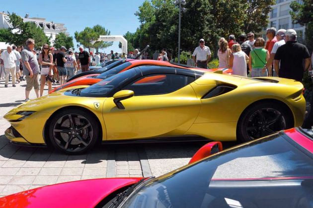 Quiberon Auto Passion 2025 - eine kleine Ferrari-Parade, vorn ein Ferrari SF 90 Stradale Quiberon Auto Passion 2025 - eine kleine Ferrari-Parade, vorn ein Ferrari SF 90 Stradale