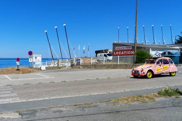 Port Haliguen auf der betonischen Halbinsel Quiberon - ein hübsch lackierter Citroën 2 CV ‚deux chevaux‘ Port Haliguen auf der betonischen Halbinsel Quiberon - ein hübsch lackierter Citroën 2 CV ‚deux chevaux‘