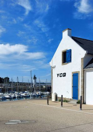 Port Haliguen auf der bretonischen Halbinsel Quiberon - das historische Gebäude des Yachtclubs am Yachthafen Port Haliguen auf der bretonischen Halbinsel Quiberon - das historische Gebäude des Yachtclubs am Yachthafen