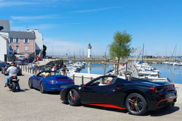 Port Haliguen auf der Halbinsel Quiberon - eine Fahrzeug-Parade der Auto Passion 2025, vorn ein Ferrari F 488 GTB Port Haliguen auf der Halbinsel Quiberon - eine Fahrzeug-Parade der Auto Passion 2025, vorn ein Ferrari F 488 GTB
