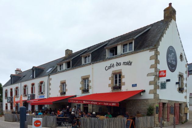 Port Haliguen auf der bretonischen Halbinsel Quiberon - das Café du Midi, Place de Port Haliguen Port Haliguen auf der bretonischen Halbinsel Quiberon - das Café du Midi, Place de Port Haliguen