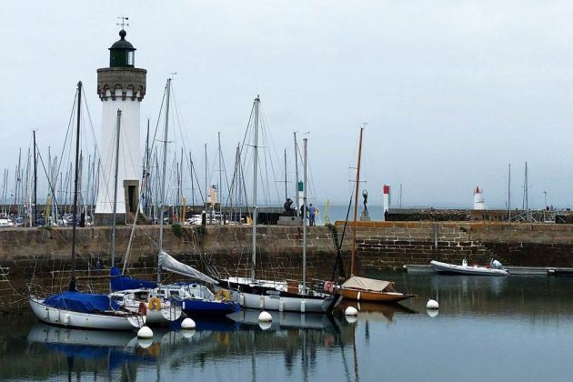 Der Leuchtturm in Port Haliguen auf der Halbinsel Quiberon in der Bretagne - Phare de Port Haliguen, Baujahr 1840, Höhe 11,3 Meter Der Leuchtturm in Port Haliguen auf der Halbinsel Quiberon in der Bretagne - Phare de Port Haliguen, Baujahr 1840, Höhe 11,3 Meter