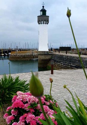 Der Leuchtturm in Port Haliguen auf der Halbinsel Quiberon in der Bretagne - Phare de Port Haliguen, Baujahr 1840, Höhe 11,3 Meter Der Leuchtturm in Port Haliguen auf der Halbinsel Quiberon in der Bretagne - Phare de Port Haliguen, Baujahr 1840, Höhe 11,3 Meter