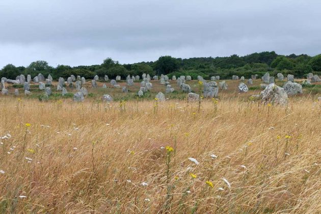 Carnac am Golf von Morbihan im Süden der Bretagne - Steinreihen, stehende Menhire und Dolmen Carnac am Golf von Morbihan im Süden der Bretagne - Steinreihen, stehende Menhire und Dolmen