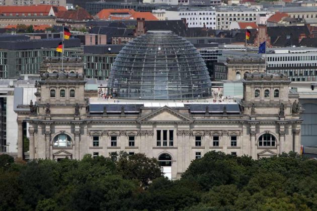 Das Reichstagsgebäude in Berlin - aufgenommen von der Aussichtsplattform am Potsdamer Platz Das Reichstagsgebäude in Berlin - aufgenommen von der Aussichtsplattform am Potsdamer Platz