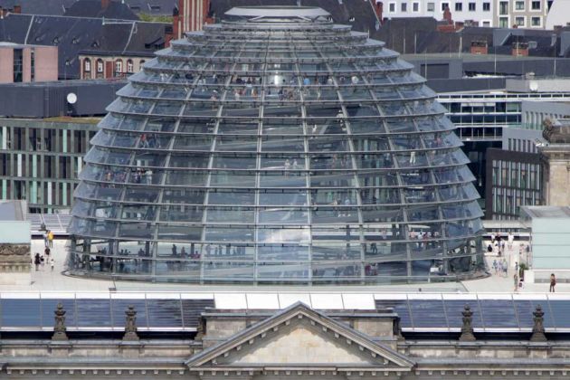 De gläserne Kuppel des Berliner Reichstags, entworfen vom Stararchitekten Sir Norman Foster - aufgenommen von der Aussichtsplattform am Potsdamer Platz De gläserne Kuppel des Berliner Reichstags, entworfen vom Stararchitekten Sir Norman Foster - aufgenommen von der Aussichtsplattform am Potsdamer Platz
