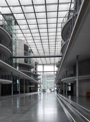 Das Foyer des Paul-Löbe-Hauses neben dem Reichstagsgebäude - Bundeshauptstadt Berlin Das Foyer des Paul-Löbe-Hauses neben dem Reichstagsgebäude - Bundeshauptstadt Berlin