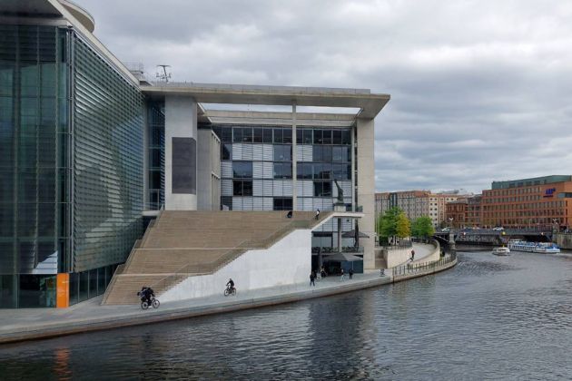 Das Marie-Elisabeth-Lüders-Haus an der Spree rechts und links des früheren Verlaufs der Berliner Mauer Das Marie-Elisabeth-Lüders-Haus an der Spree rechts und links des früheren Verlaufs der Berliner Mauer
