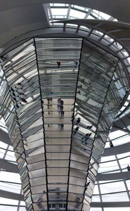 Die gläserne Kuppel des Reichstagsgebäudes in Berlin, eine Innenansicht Die gläserne Kuppel des Reichstagsgebäudes in Berlin, eine Innenansicht