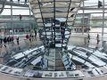 Die gl&auml;serne Kuppel des Reichstagsgeb&auml;udes in Berlin, eine Innenansicht