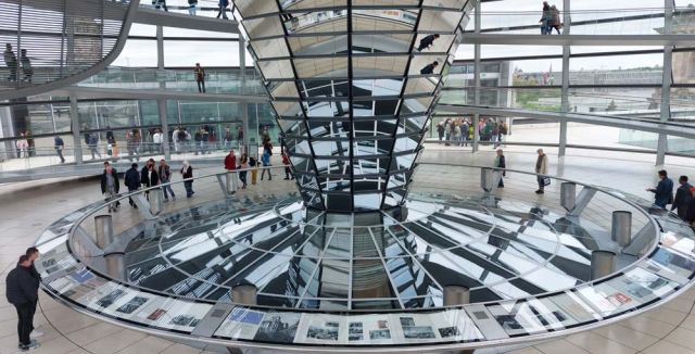 Die gläserne Kuppel des Reichstagsgebäudes in Berlin, eine Innenansicht Die gläserne Kuppel des Reichstagsgebäudes in Berlin, eine Innenansicht